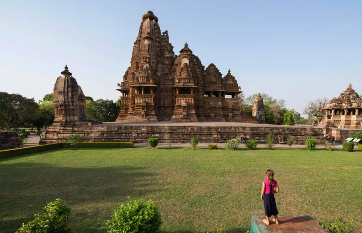カジュラホの寺院と遠くから眺める女性