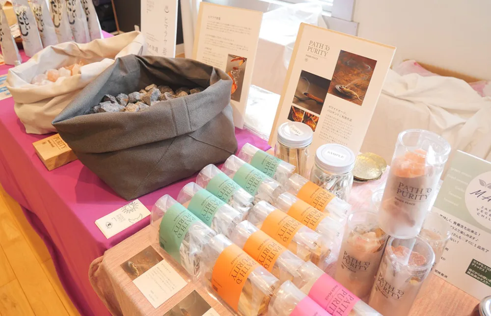 岩塩やパロサントなどレジ周辺