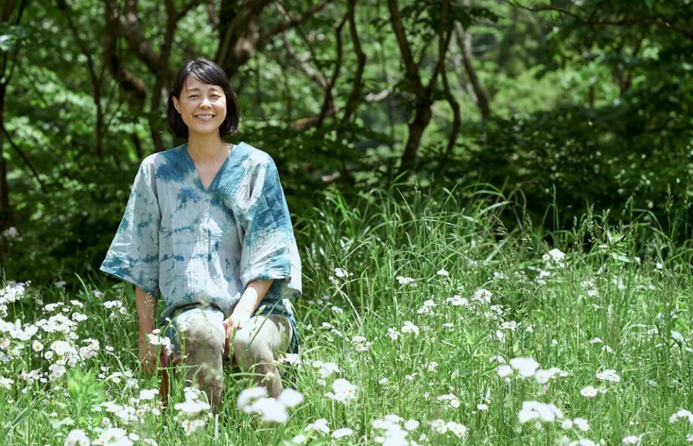 緑に囲まれる山田いずみ