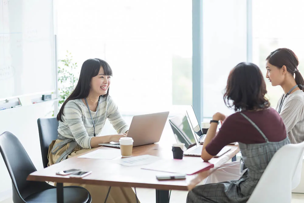 打ち合わせをしている女性