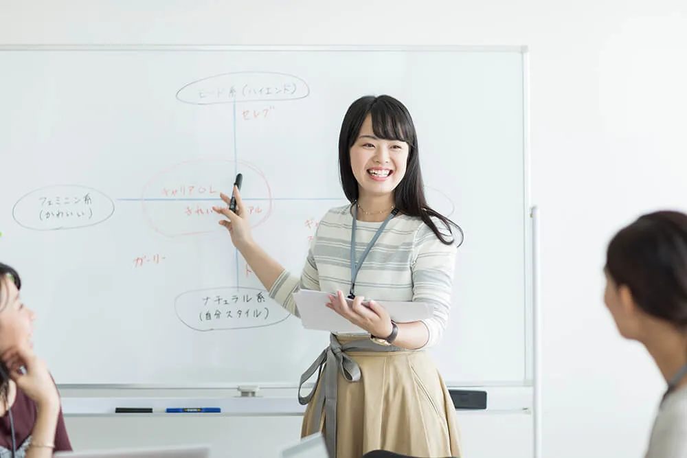 プレゼンをしている女性