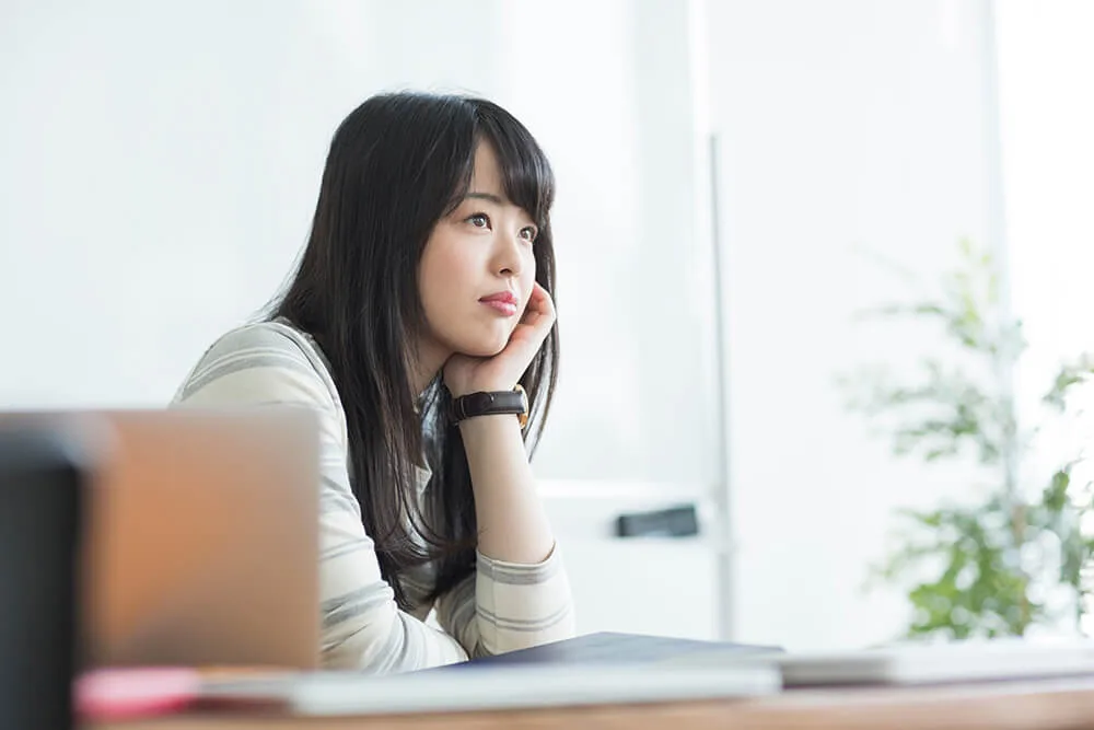 ぼーっとする女性