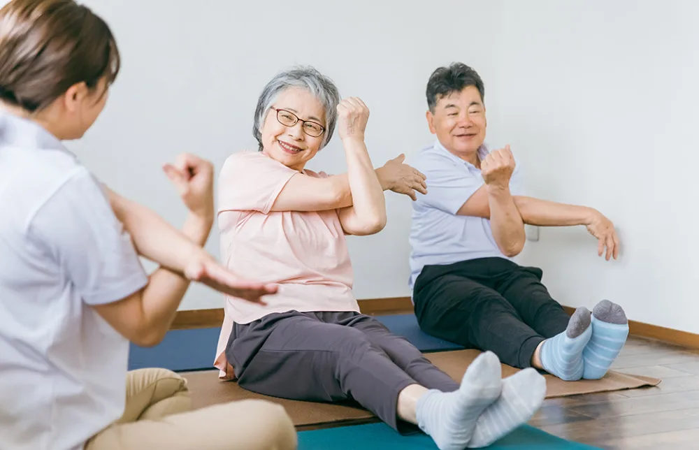 シニア世代にヨガを教えている様子