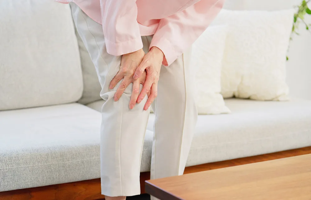 膝を押さえている女性