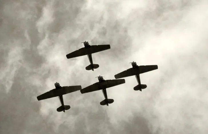 第二次世界大戦中の上空を飛ぶ4機の戦闘機