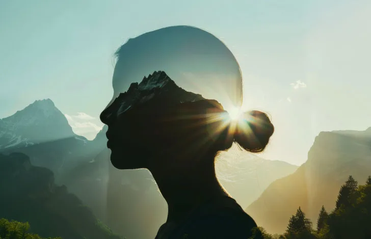 山々の風景と女性の横顔のシルエット