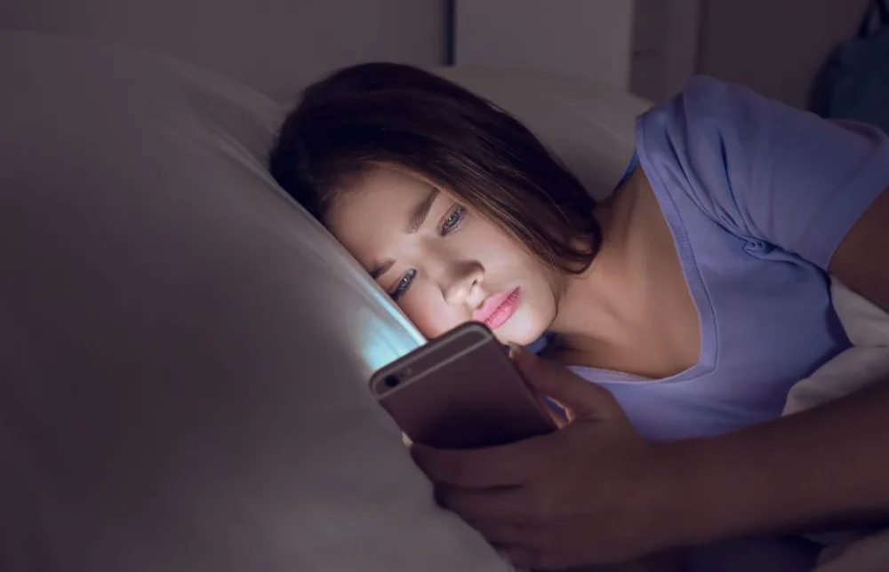 ベッドでもスマホを手放せない…。