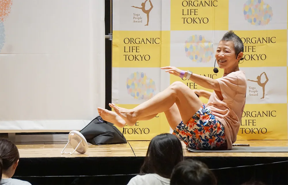 高尾美穂先生がヨガクラスをしている