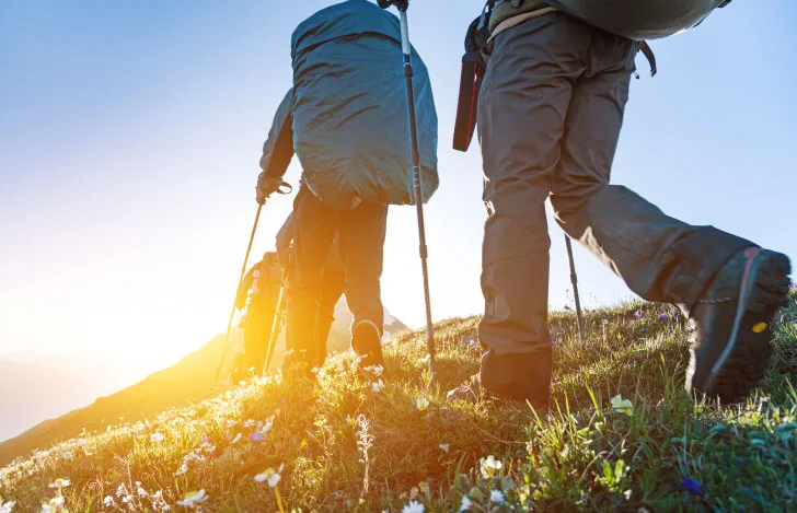 登山の格好で山を登る人の足元