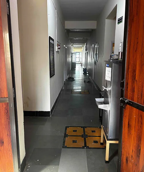 施設は街中のビルの1フロア