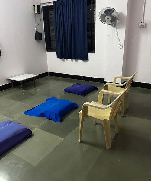 瞑想ホールにはクッションが用意されている