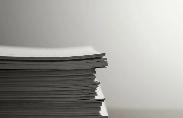 積み上げられた原稿用紙