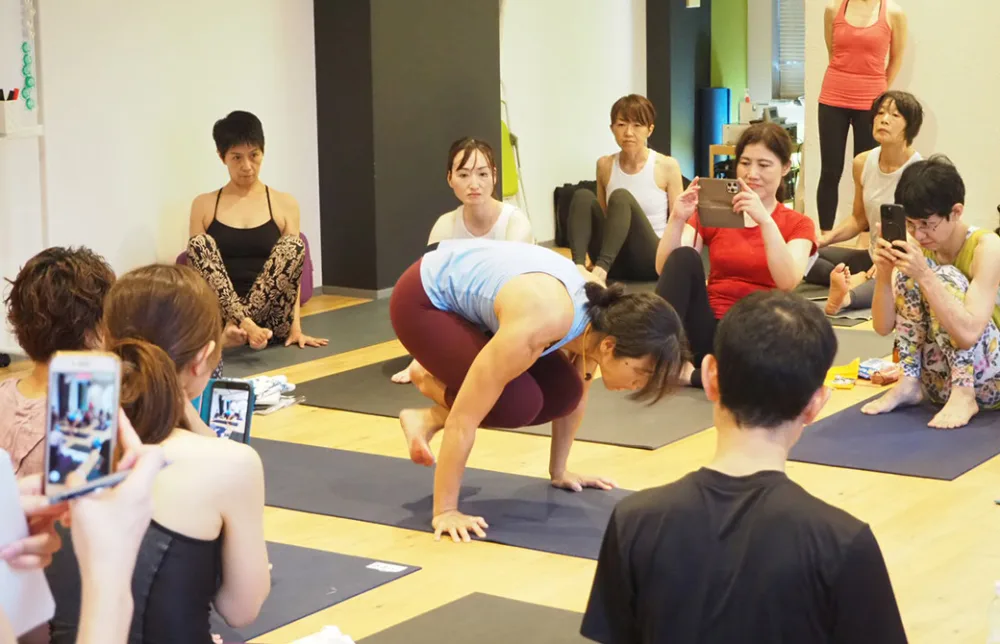 ヨーコ・フジワラのジャンプバックの様子