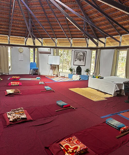 カイヴァリヤダーマヨーガ研究所の施設内