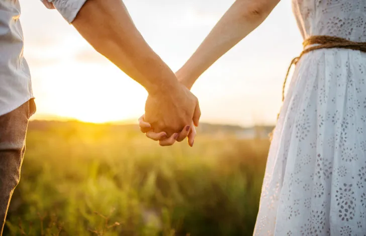 手を繋ぐ男女の手元