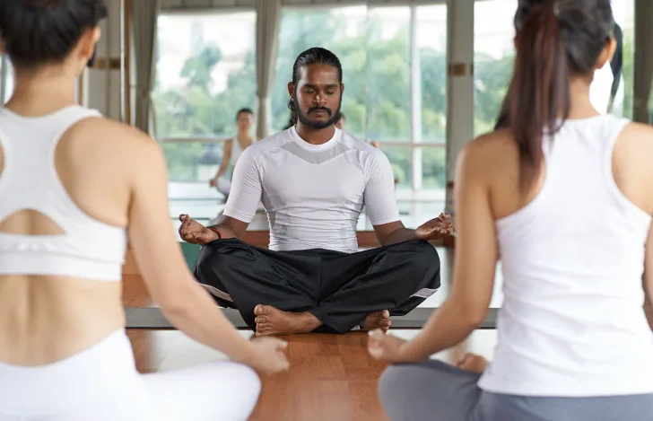 グルと2人のヨガの生徒