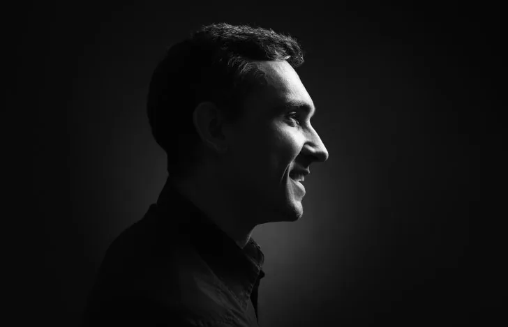 微笑む男性の横顔