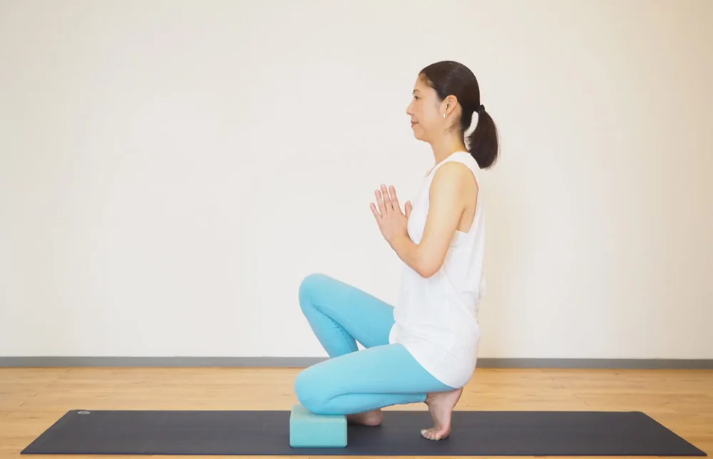 陰ヨガのポーズを行う濱田さやか先生