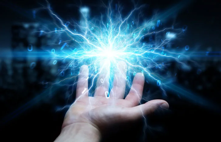 人の手と青い光と数字のグラフィック