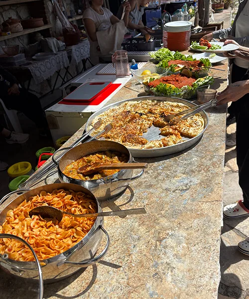 毎食ブッフェ形式