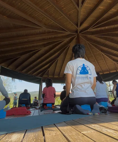 トルコの方々とヨガをしている様子