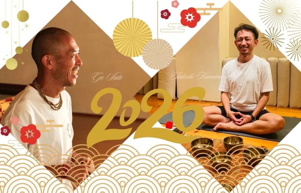 横顔の佐藤ゴウ先生とシンギングボウルに囲まれて笑顔の上村たけし先生