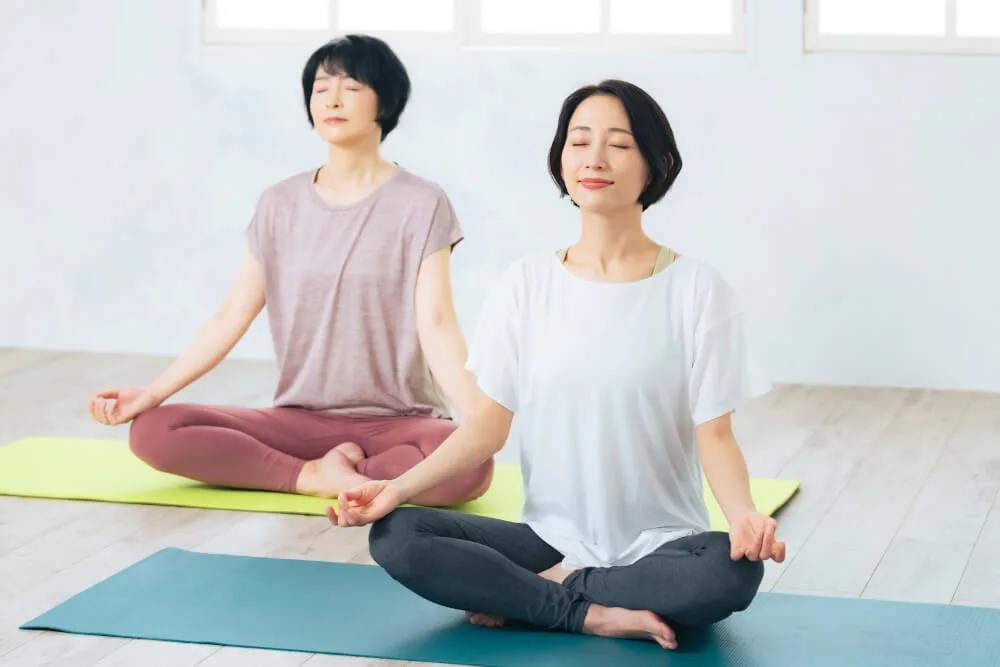 ヨガで深く呼吸をする女性