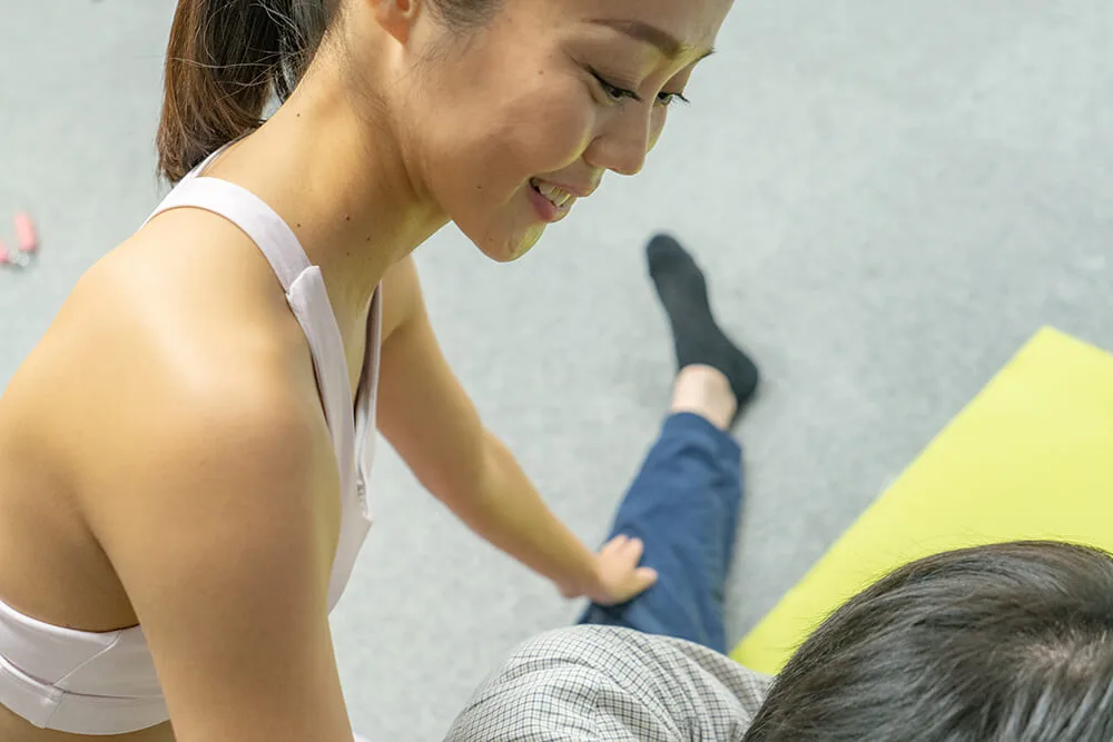 インストラクターがアジャストする様子