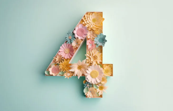 花で形作られた数字の4