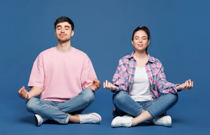 安楽座で座るカジュアルな服装の男女