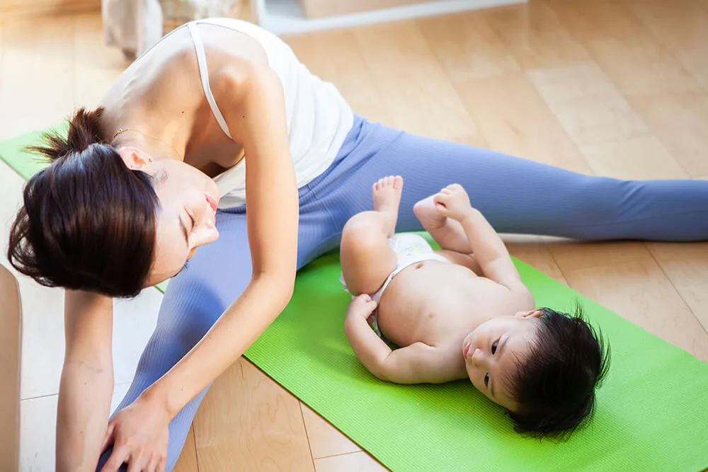 産後にヨガをする女性