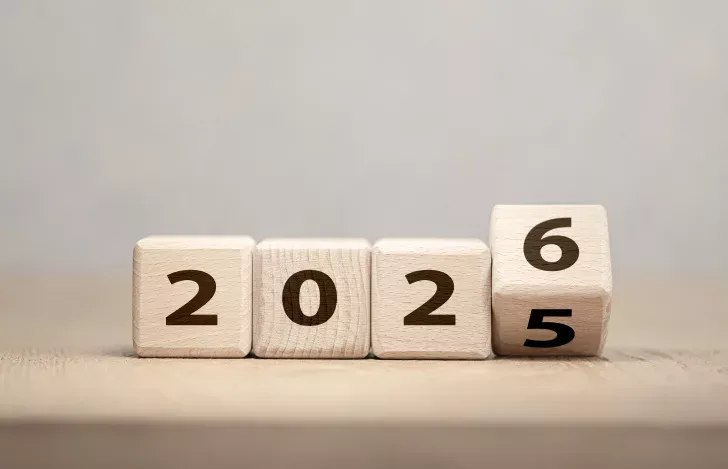 2026の数字が描かれた木のキューブ