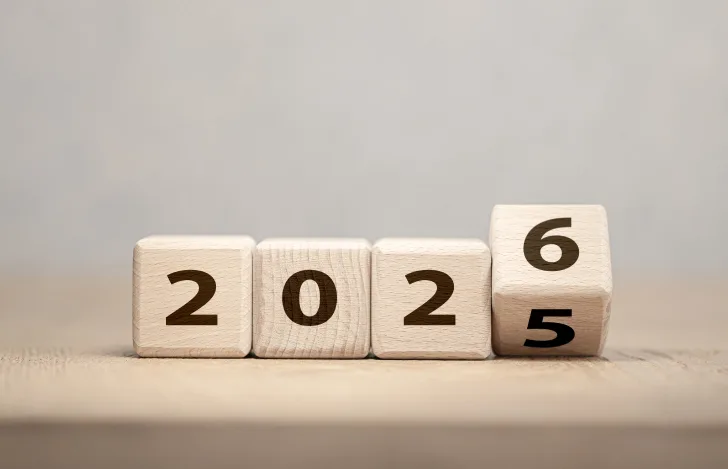 2026の数字が描かれた木のキューブ