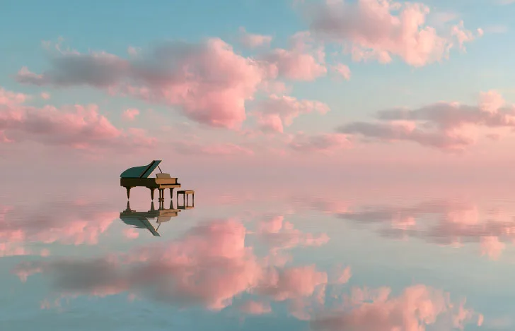空が映り込んでいる水面に置かれたピアノと椅子
