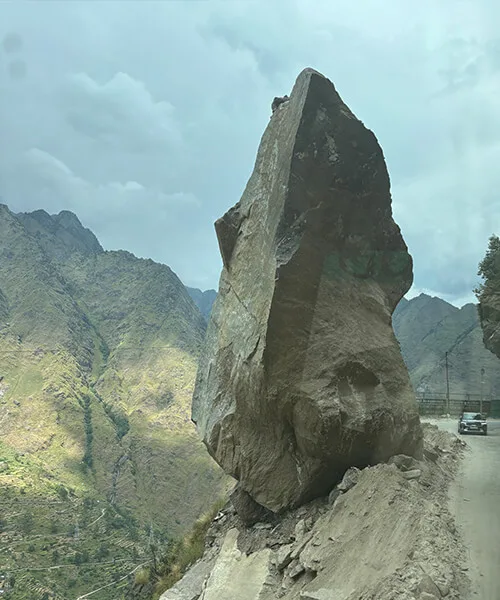 バドリナートまでの道中の細く危険な道