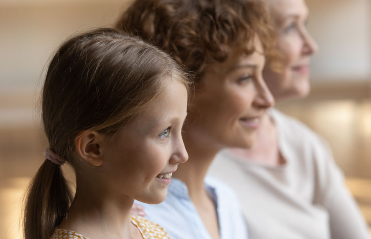 親子３代の女性の横顔
