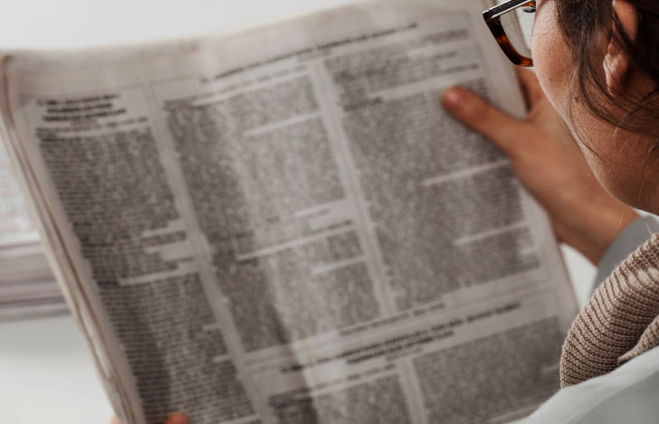 新聞を読む人